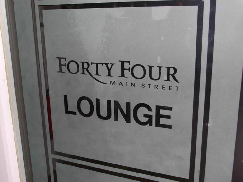 Forty Four Main Street Swords Exteriér fotografie